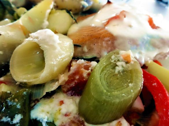 Lachs mit Orangen-Lauch-Gemüse aus dem Ofen