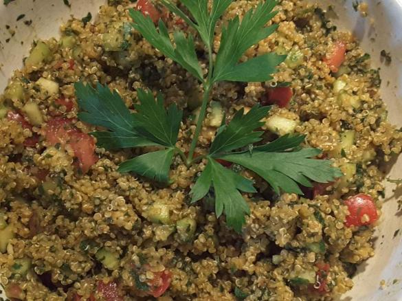 Variation von Kalt-warmer Quinoa-Salat Tabouleh