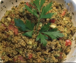 Variation von Kalt-warmer Quinoa-Salat Tabouleh
