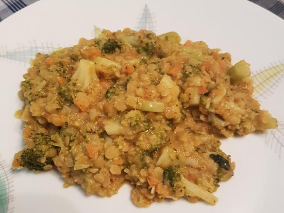 Curry mit Brokkoli und gelben Linsen