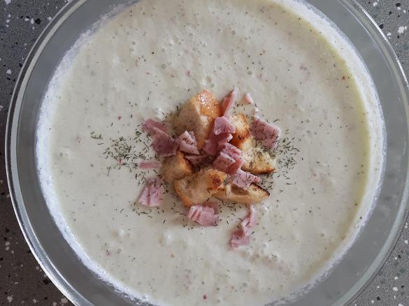 Kalte Gurkensuppe mit Croutons