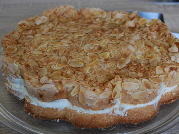 Bienenstich mit Mandelblättchen und Butter