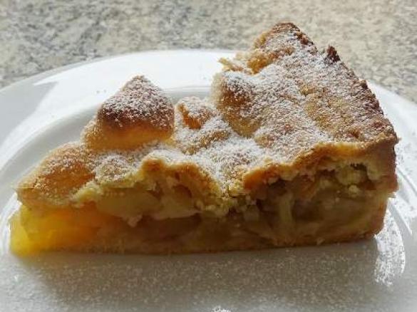 Gedeckter Apfelkuchen mit Rosinen