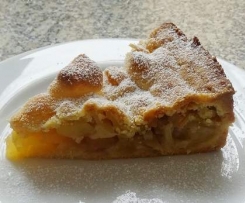 Gedeckter Apfelkuchen mit Rosinen