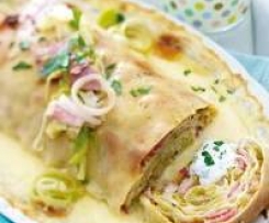 Nudelrolle mit Schinken-Lauchfüllung