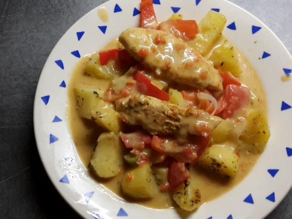 Hähnchenbrust mit Paprika-Schmand-Soße und Kartoffeln