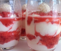 Raffaelloquarksahnecreme mit Erdbeeren