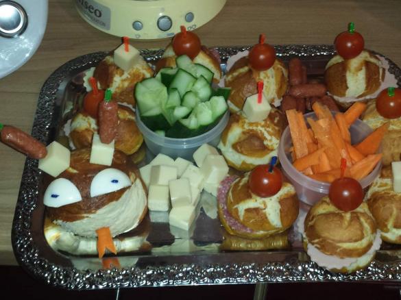 Partyschlange Laugenbrötchen Kindergarten Partywurm Gebäck