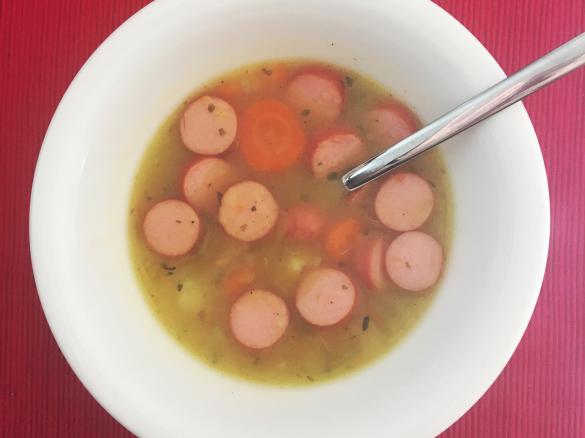 Kräftigende Gemüsesuppe mit Würstchen