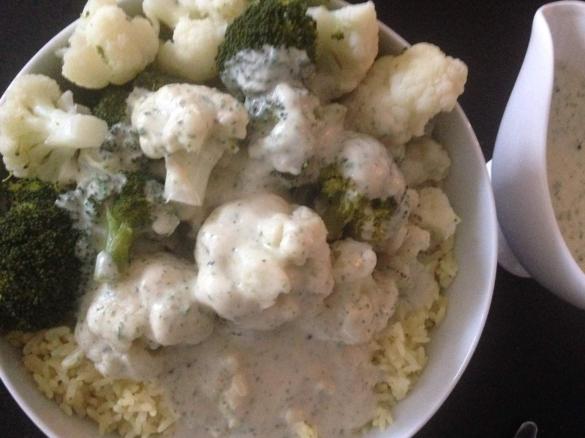 Gemüse mit Reis & heller Sauce (vegan)