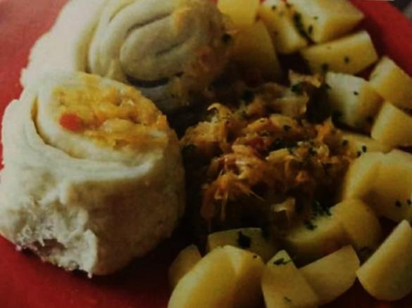 Strudli - Dampfnudeln mit Sauerkraut