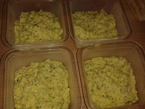 Zuccini-Nudel-Schweinefleisch-Brei auf Vorrat