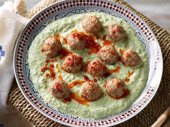 Köfte in Mangold-Joghurt-Bett – Cacikli Arap Köftesi