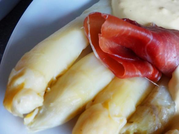 Spargel mit homemade Hollandaise, Schinken und Frühkartoffeln