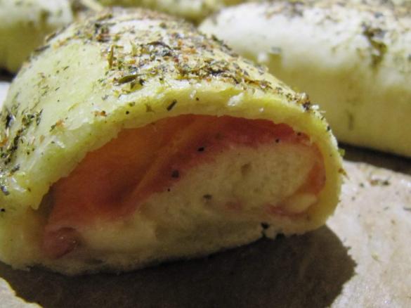 Gefüllte Pizzabrötchen
