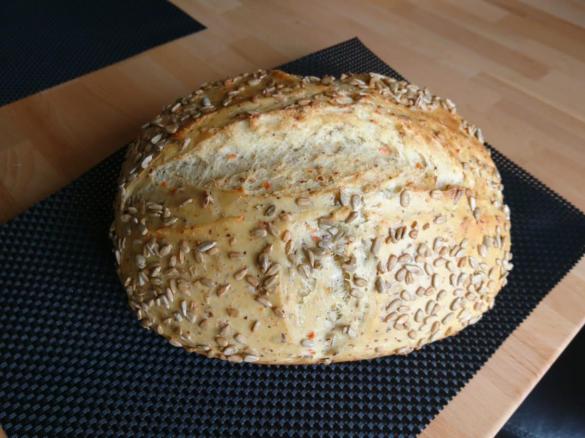 Möhren-Sonnenblumen-Brot