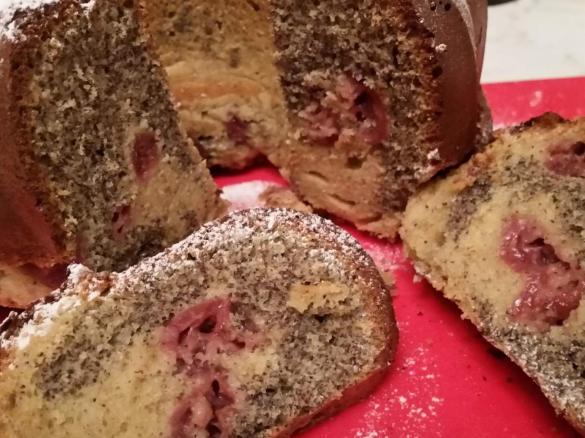 Mohn-Kirsch-Eierlikör-Gugelhupf