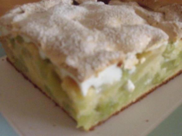 Variation von Rhabarberkuchen mit Baiserhaube