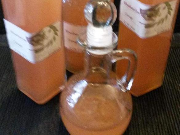 Rhabarber-Sirup klar, aus reiner Frucht