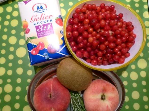 Johannisbeer-Pfirsich-Kiwi-Marmelade mit frischem Rosmarin