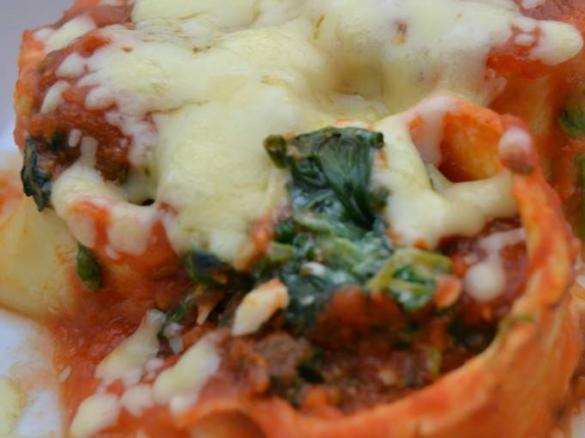 Pfannkuchen gefüllt mit Blattspinat überbacken mit frischer Tomatensoße und Käse