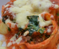 Pfannkuchen gefüllt mit Blattspinat überbacken mit frischer Tomatensoße und Käse