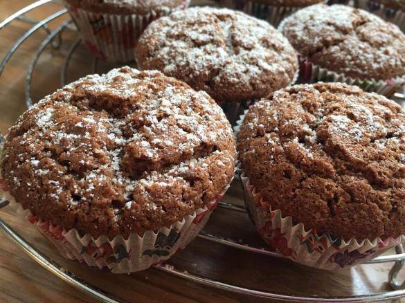 Variation von Karotten-Nuss-Muffins mit Schoko und Zimt