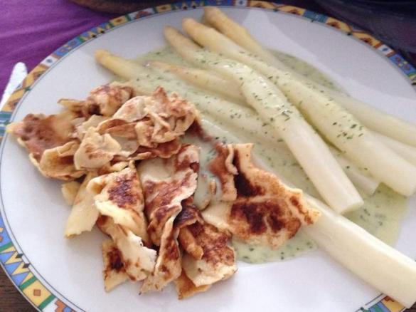 Variation von Spargel mit Pfannkuchen und Kräutersoße