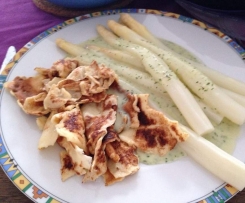 Variation von Spargel mit Pfannkuchen und Kräutersoße