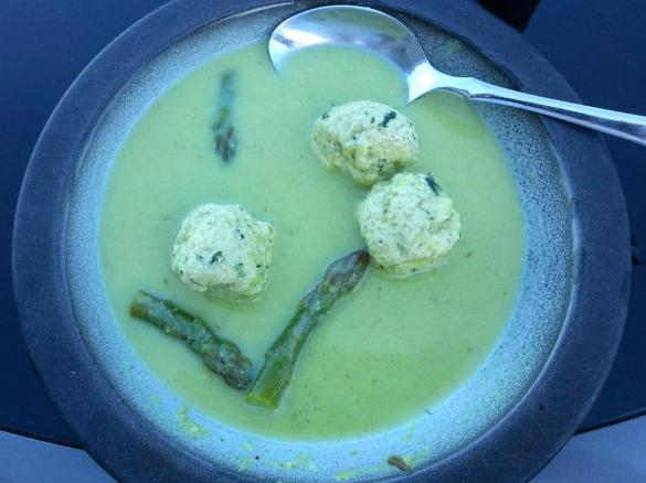 Grüne Spargelsuppe mit Lachsklößchen