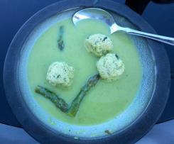 Grüne Spargelsuppe mit Lachsklößchen