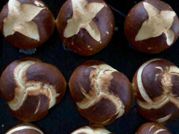 Schnelle Laugenbrötchen/Laugenknoten