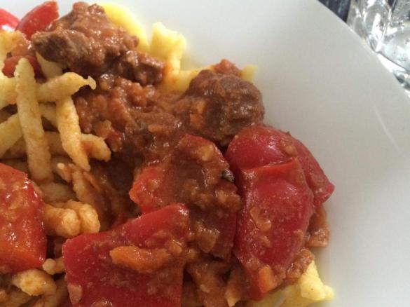 All in one Lammragout auf Paprikagemüse und Spätzle