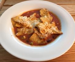 Mexikanische Suppe mit Nacho-Cheese-Topping