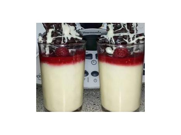 Weißer Milkapudding mit Hinbeeren und Schokogitter