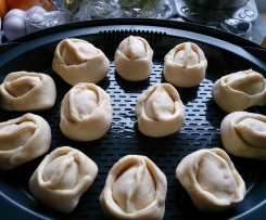 Manti / Manty / russisches Gericht / gefüllte Teigtaschen