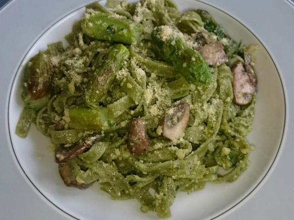 Pasta mit Avocado-Kräuter-Pesto, grünem Spargel und Parmesan (vegan)