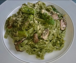 Pasta mit Avocado-Kräuter-Pesto, grünem Spargel und Parmesan (vegan)