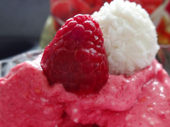 Himbeer-Raffaello-Eis