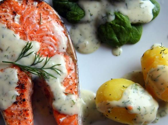 Lachs auf Blattspinat mit Kartoffeln