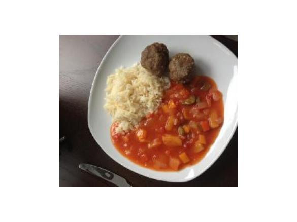 Fleischbällchen mit süßsaurem Gemüse und Reis