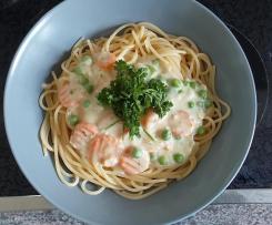 Nudeln mit Erbsen- Karotten- Käsesosse