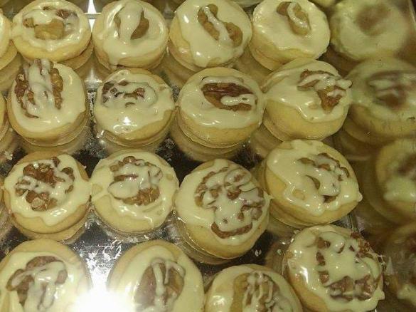 Walnusstaler mit Kirschfüllung, Weihnachtsplätzchen