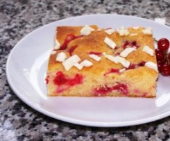 Johannisbeerkuchen mit weißer Schokolade