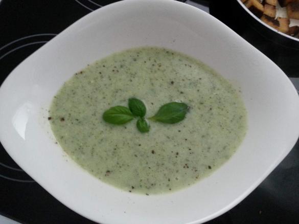 Veganes Basilikum-Cremésüppchen