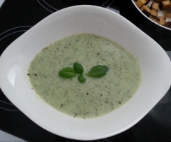 Veganes Basilikum-Cremésüppchen