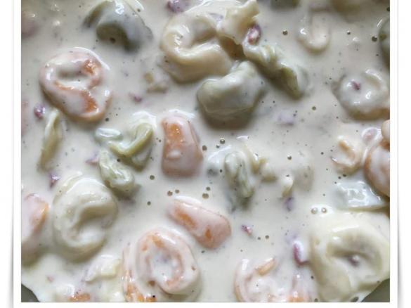 Tortellini mit Käsesahnesoße