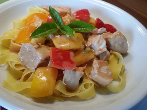 Paprika-Hähnchen Geschnetzeltes mit Bandnudeln