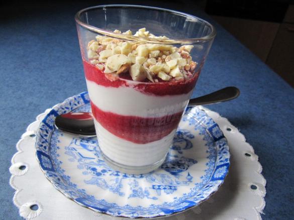 Topfencreme mit Früchten