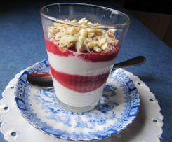 Topfencreme mit Früchten